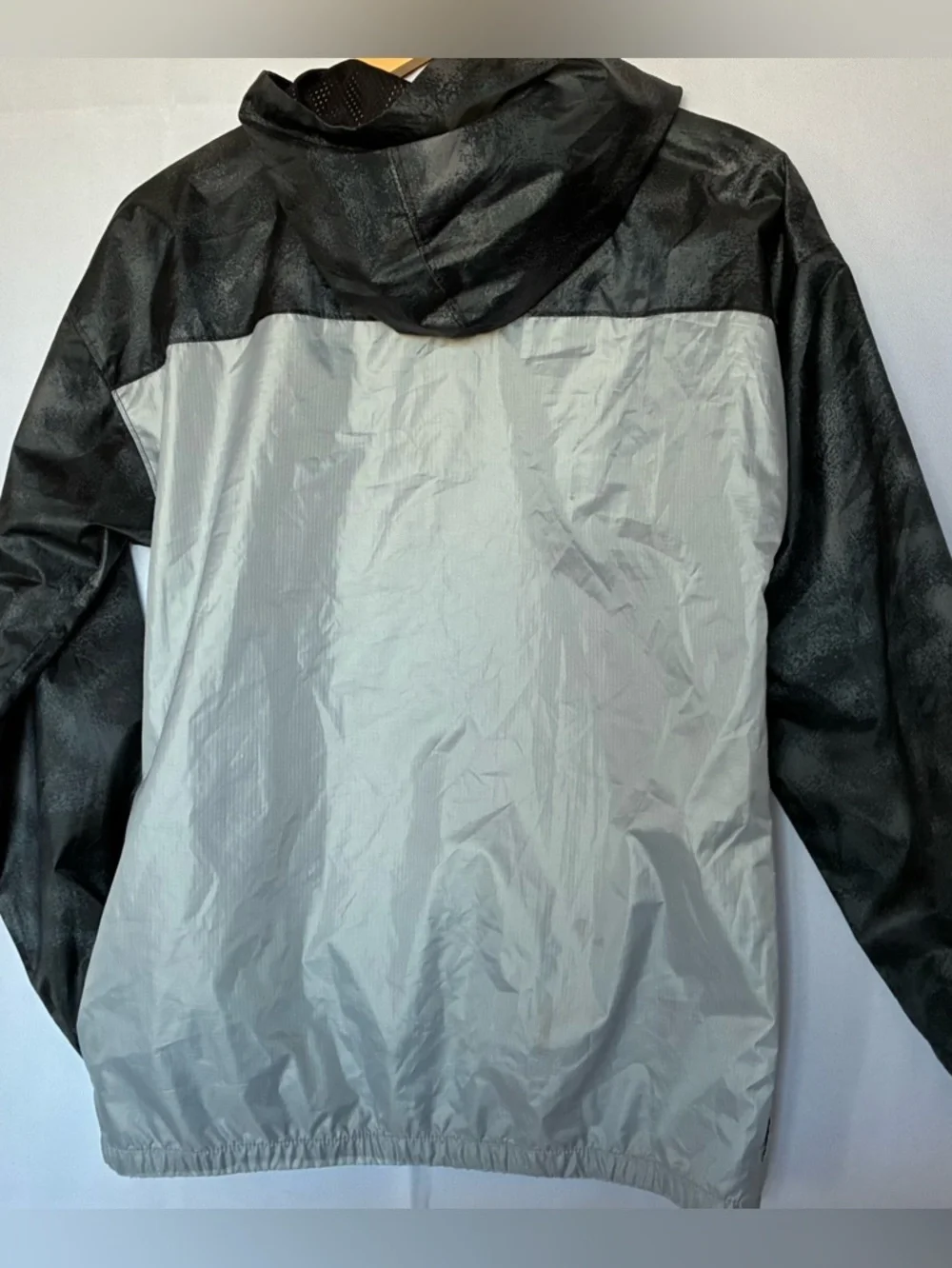 UNDER ARMOUR boys size XL hooded wind jacket - Picture 4 of 6